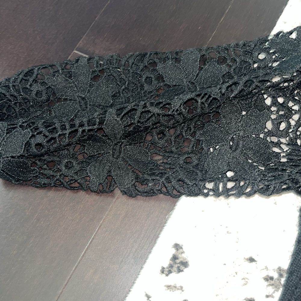Classic Black Crew Neck Sweater with Ribbed Texture - Picture 3 of 6